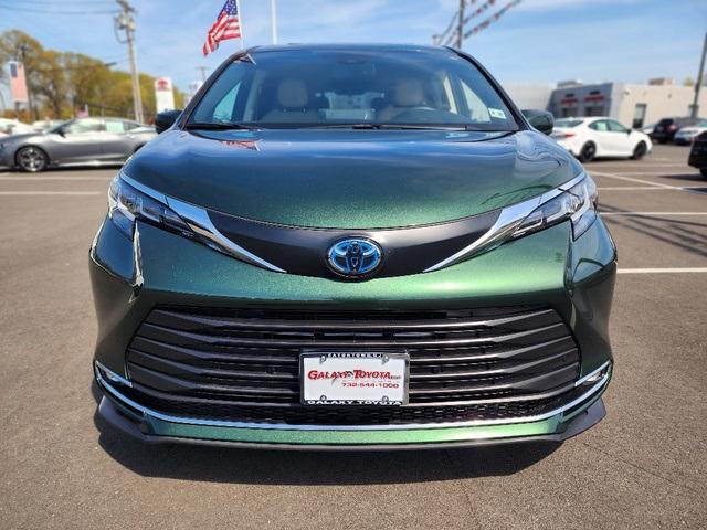 Thumbnail image of 2021 Toyota Sienna at Galaxy Toyota