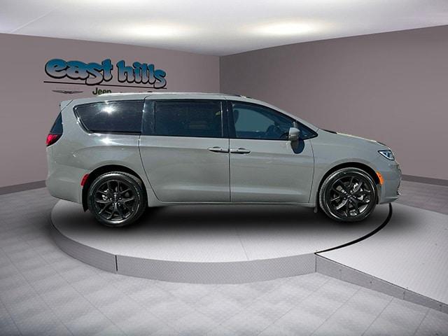 Thumbnail image of 2021 Chrysler Pacifica at East Hills Chrysler Jeep Dodge
