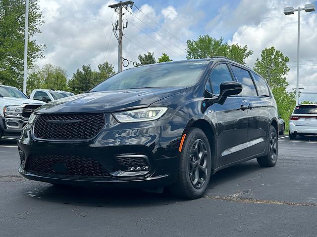 Thumbnail image of 2025 Chrysler Pacifica Plug-In Hybrid at Liberty Chrysler Jeep Dodge Ram - New and Used