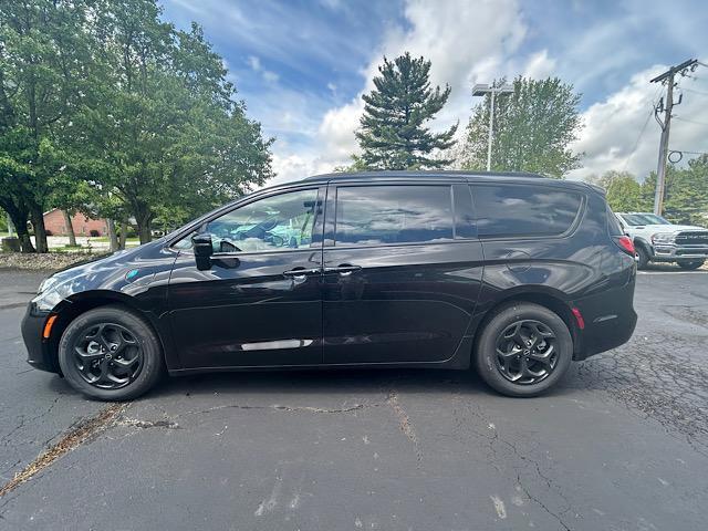 Thumbnail image of 2025 Chrysler Pacifica Plug-In Hybrid at Liberty Chrysler Jeep Dodge Ram - New and Used
