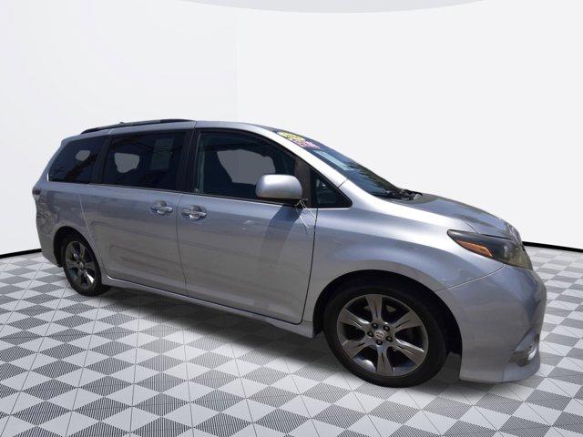 Thumbnail image of 2016 Toyota Sienna at Deluxe Auto Dealer - Used