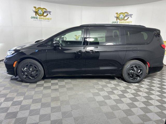 Thumbnail image of 2025 Chrysler Pacifica Plug-In Hybrid at Jake Sweeney Chrysler Dodge Jeep Used