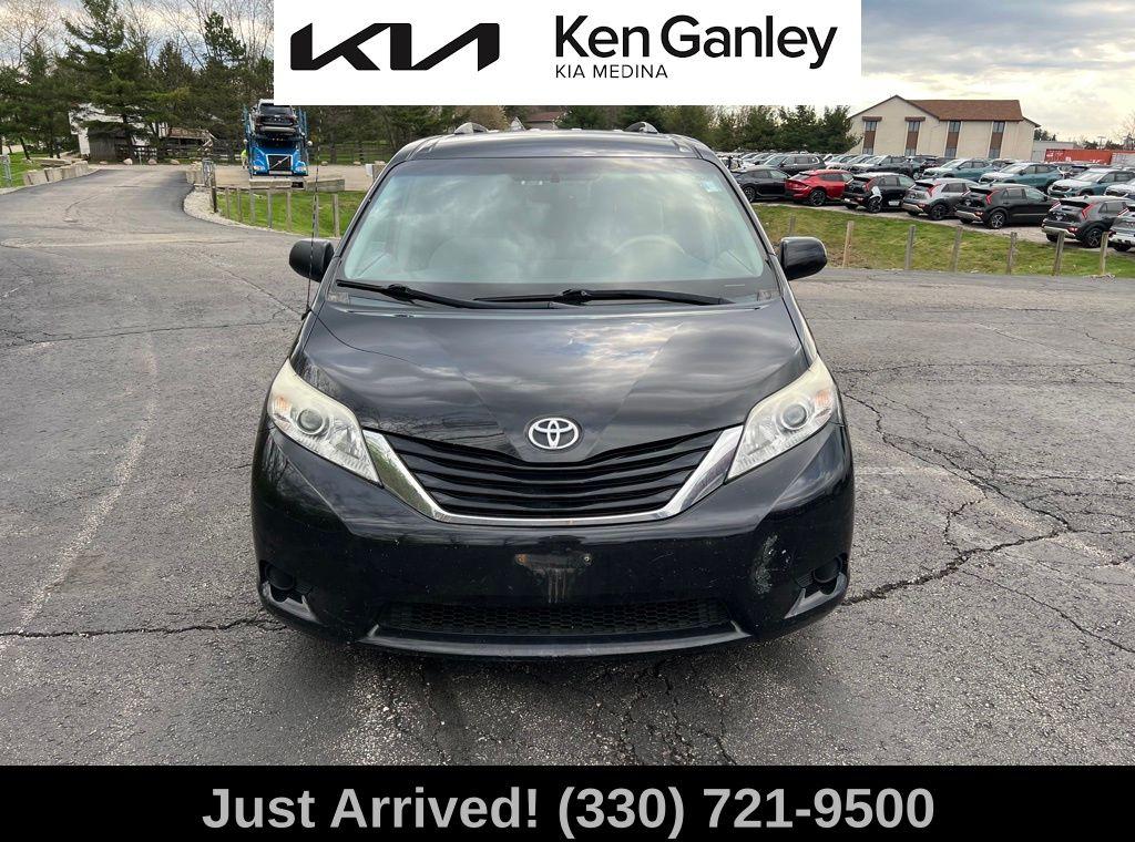 Thumbnail image of 2014 Toyota Sienna at Ken Ganley Kia Medina