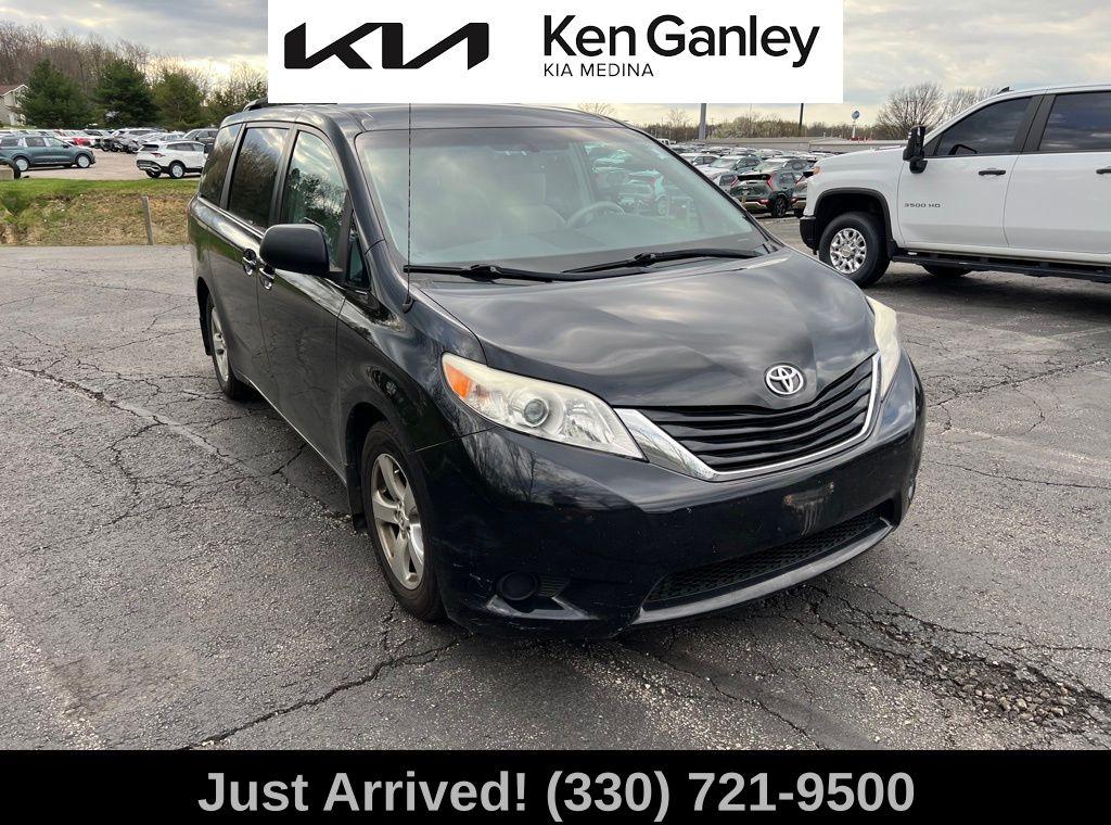 Thumbnail image of 2014 Toyota Sienna at Ken Ganley Kia Medina