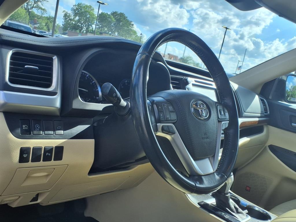 Thumbnail image of 2017 Toyota Highlander at Lou Fusz Toyota