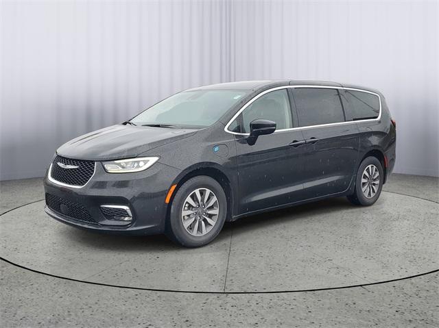 Thumbnail image of 2024 Chrysler Pacifica Plug-In Hybrid at Seelye of Pawpaw