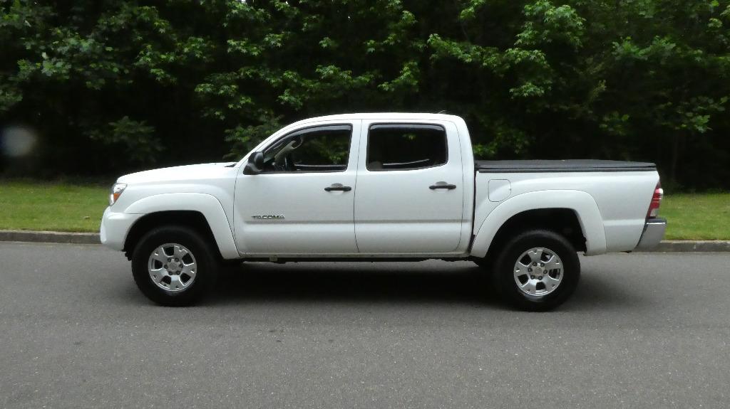 Thumbnail image of 2015 Toyota Tacoma at Suncoast Auto Brokers Inc.