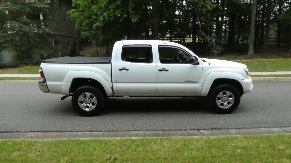Thumbnail image of 2015 Toyota Tacoma at Suncoast Auto Brokers Inc.