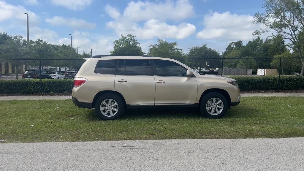 Thumbnail image of 2013 Toyota Highlander at Mon’s Auto Sales Inc.