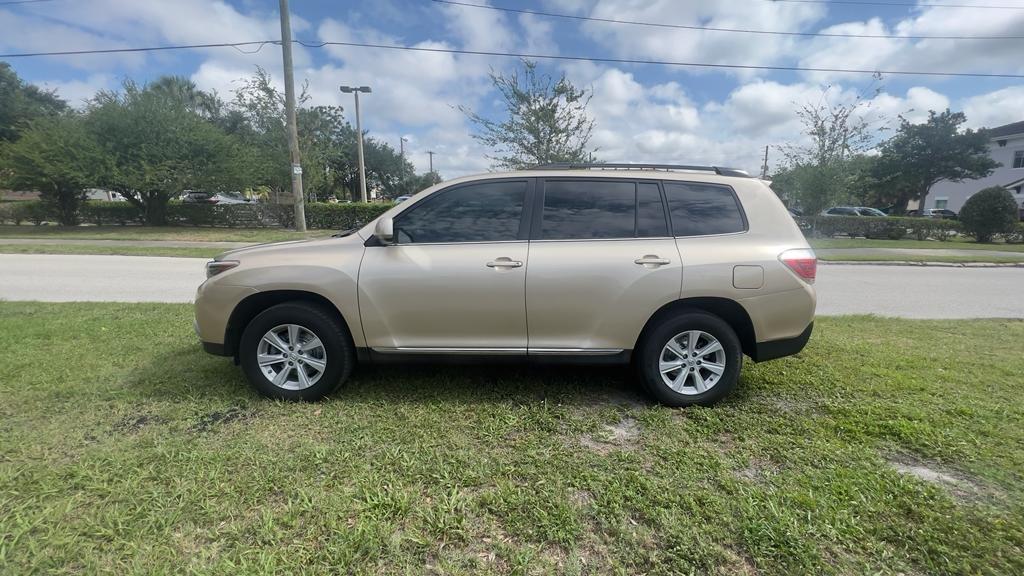Thumbnail image of 2013 Toyota Highlander at Mon’s Auto Sales Inc.