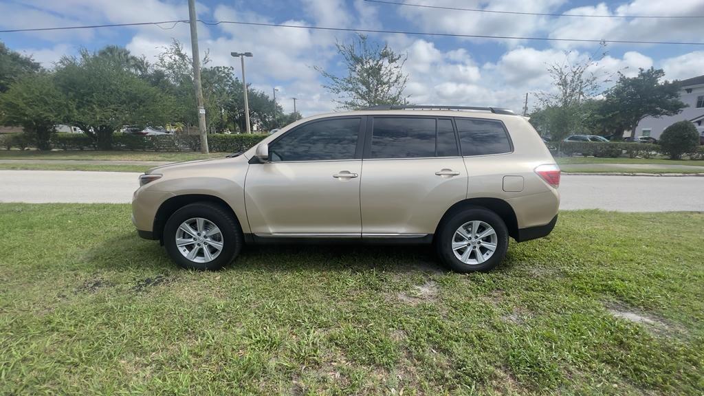 Thumbnail image of 2013 Toyota Highlander at Mon’s Auto Sales Inc.
