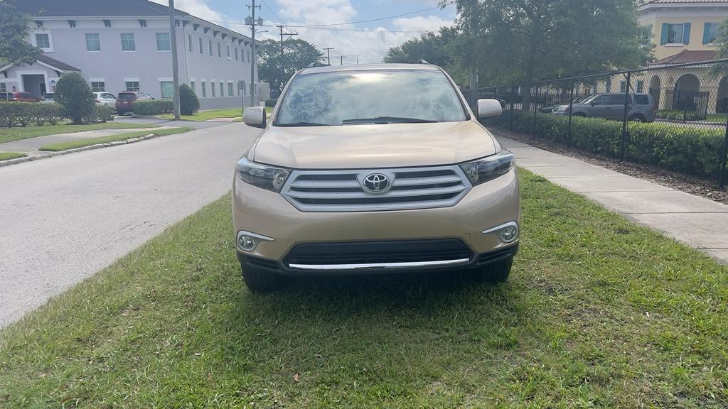 Thumbnail image of 2013 Toyota Highlander at Mon’s Auto Sales Inc.