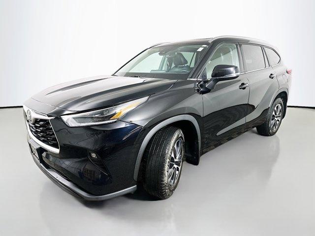 Thumbnail image of 2021 Toyota Highlander at Lexus of Quad Cities