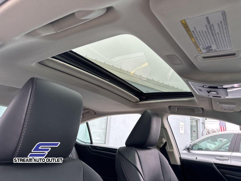 Thumbnail image of 2022 Lexus ES 350 at STREAM AUTO OUTLET