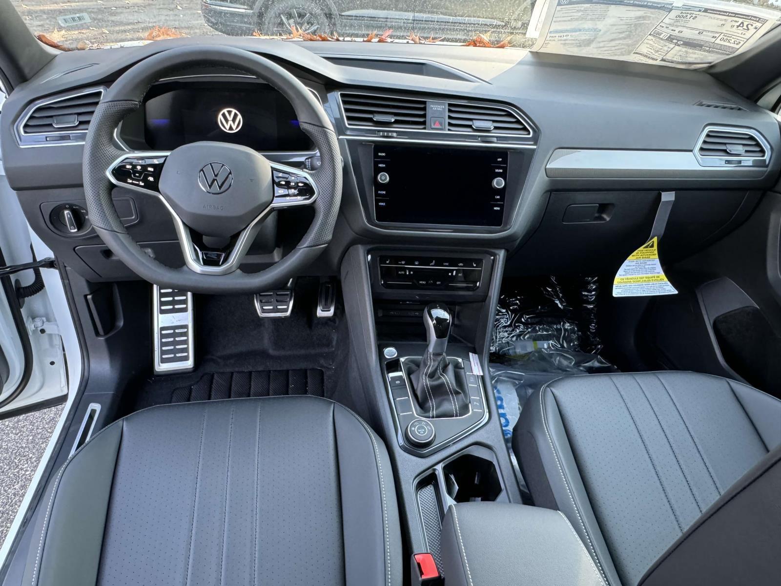 Thumbnail image of 2024 Volkswagen Tiguan at East Hills Volkswagen Subaru of Sayville