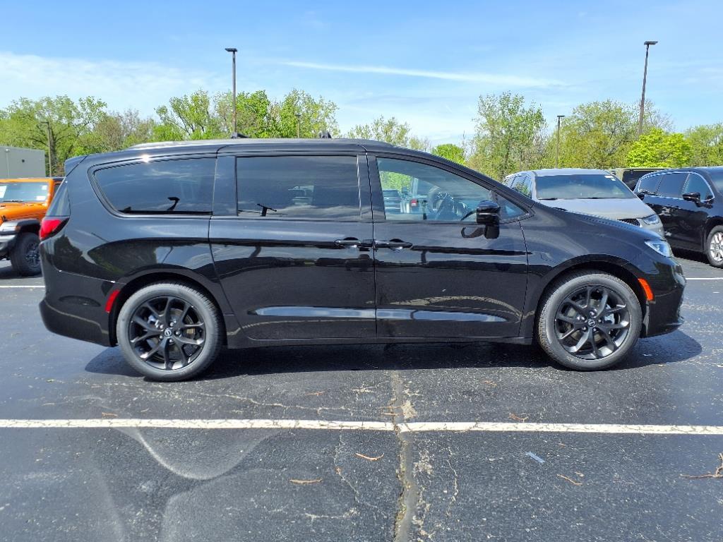Thumbnail image of 2025 Chrysler Pacifica at Dave Dennis Chrysler Jeep Dodge Ram
