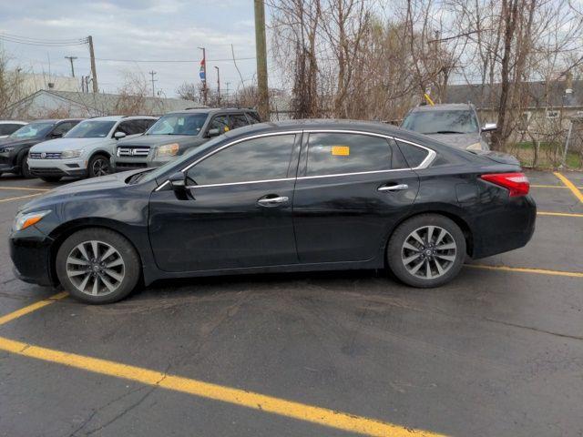 Thumbnail image of 2017 Nissan Altima at LaFontaine Volkswagen Mazda of Livonia