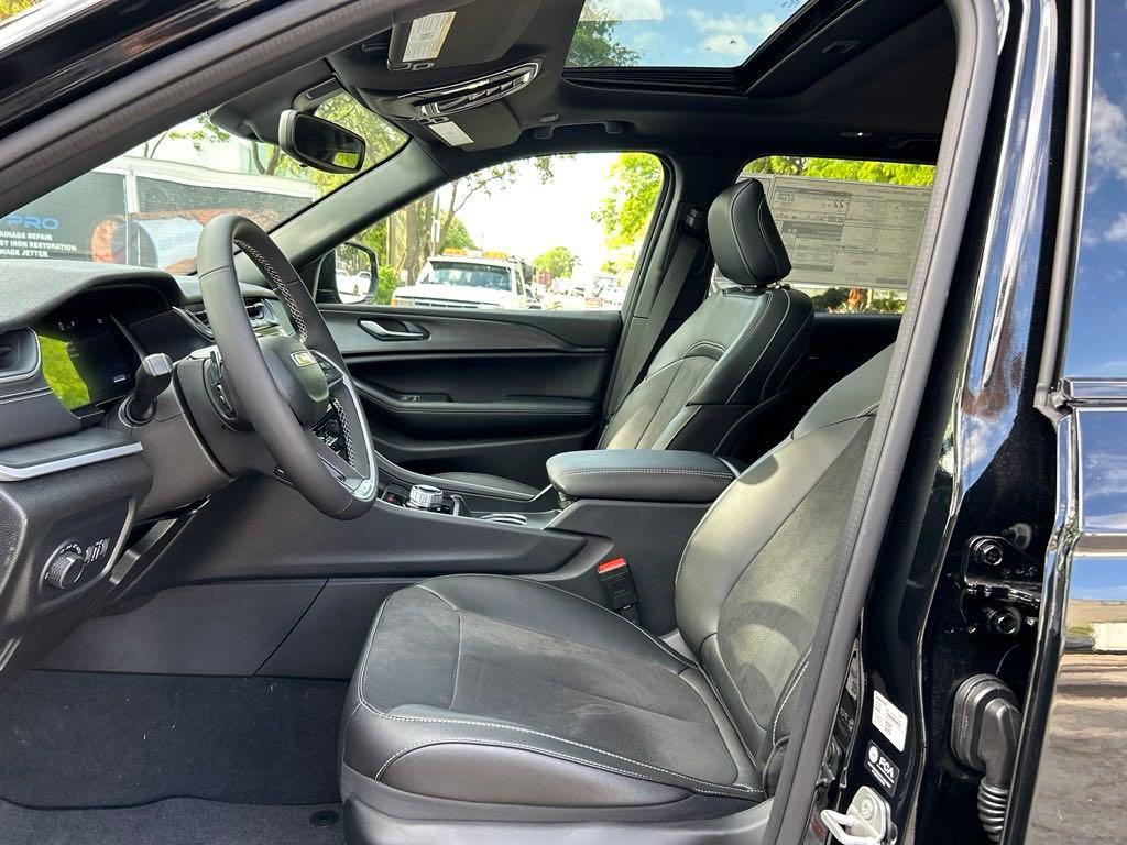 Thumbnail image of 2024 Jeep Grand Cherokee at Kendall Dodge Chrysler Jeep Ram