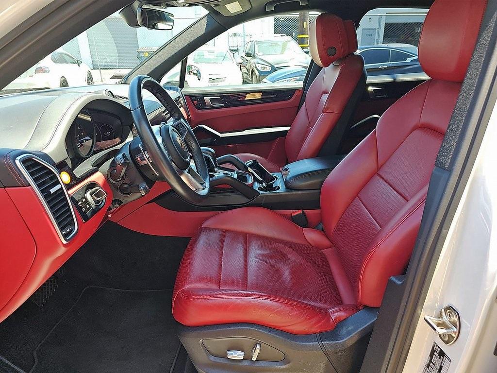 Thumbnail image of 2020 Porsche Cayenne at Auto Expo Store