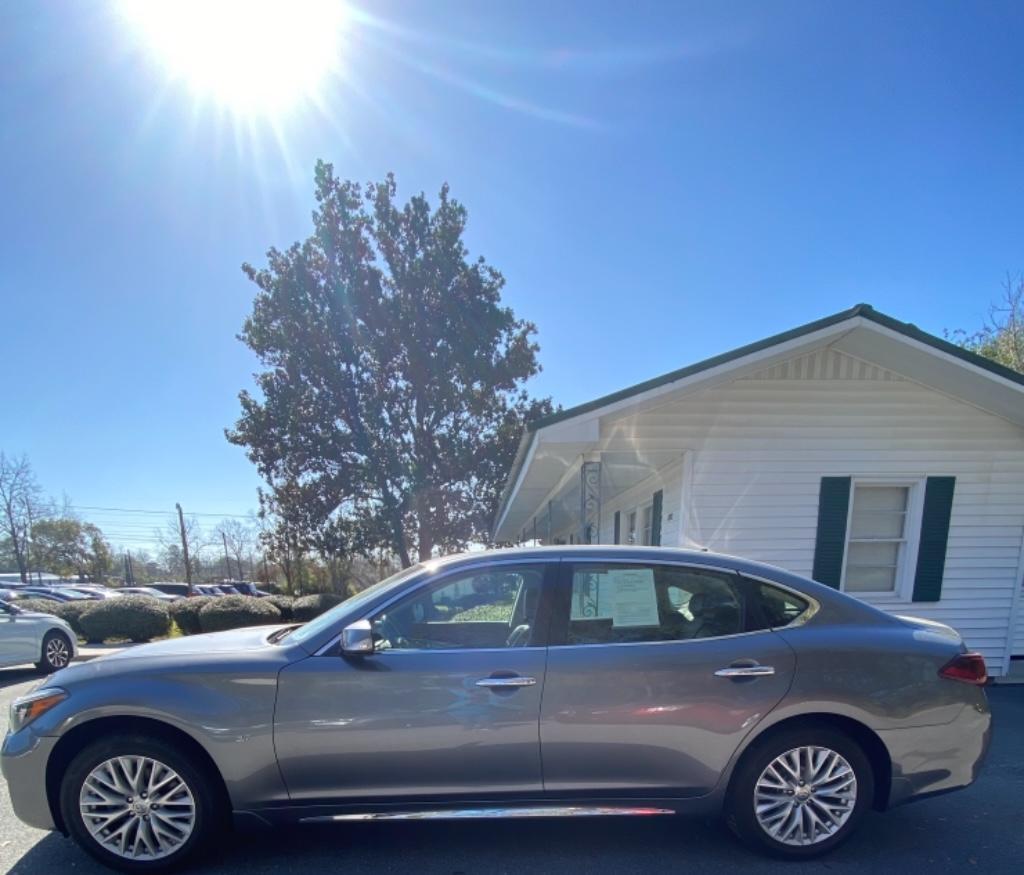 Thumbnail image of 2016 INFINITI Q70L at Sabrina Auto Sales