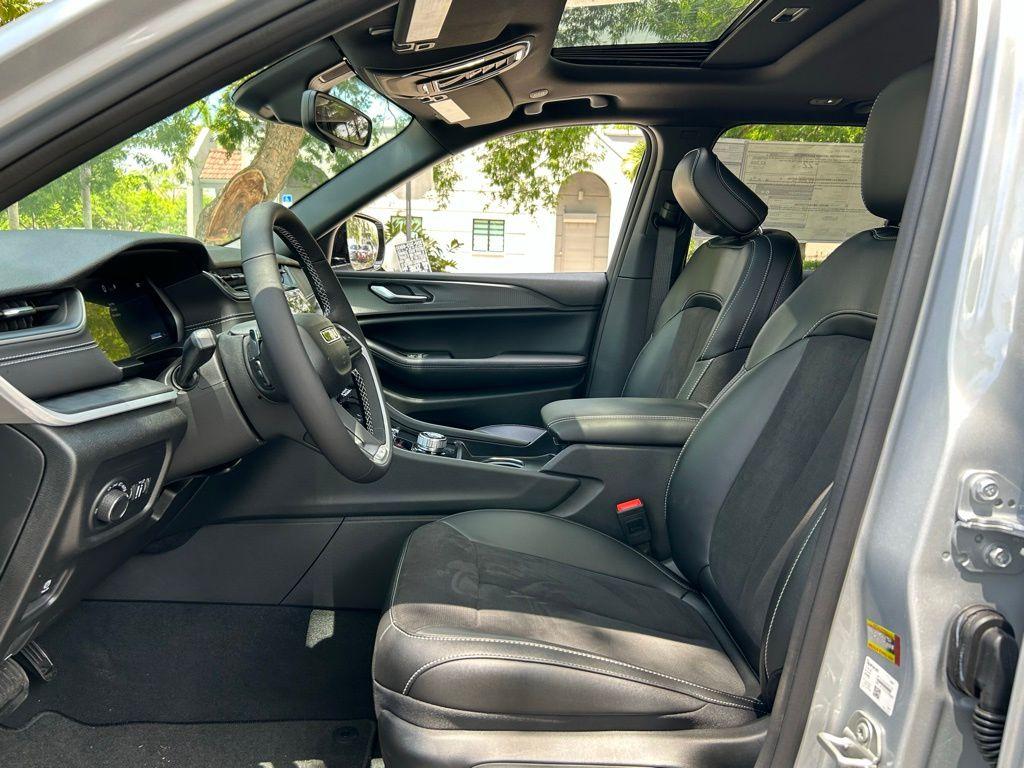 Thumbnail image of 2024 Jeep Grand Cherokee at Kendall Dodge Chrysler Jeep Ram
