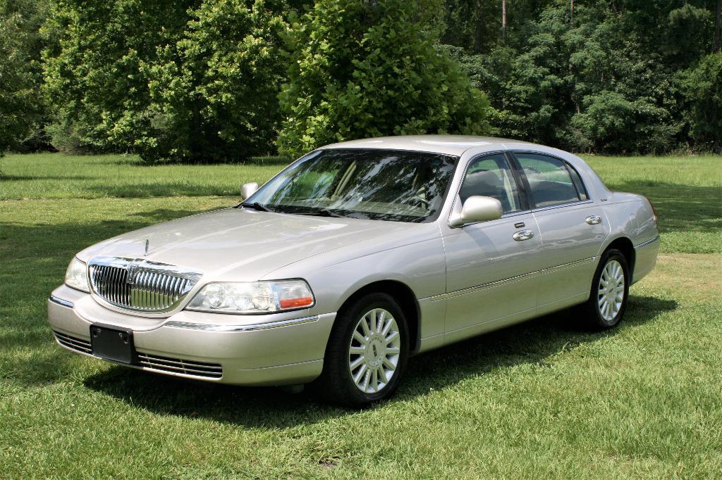 Thumbnail image of 2005 Lincoln Town Car at Genesis of Cottageville