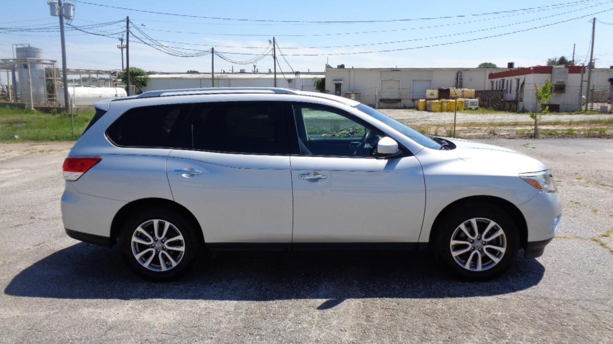Thumbnail image of 2016 Nissan Pathfinder at DB Carter