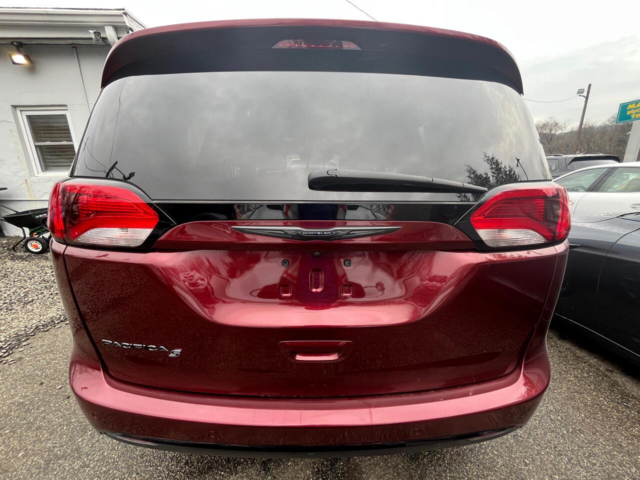 Thumbnail image of 2018 Chrysler Pacifica at Rockland Motors