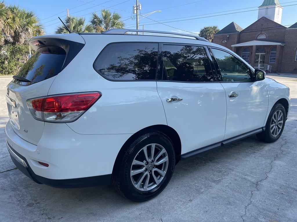 Thumbnail image of 2016 Nissan Pathfinder at Sign & Drive Motors