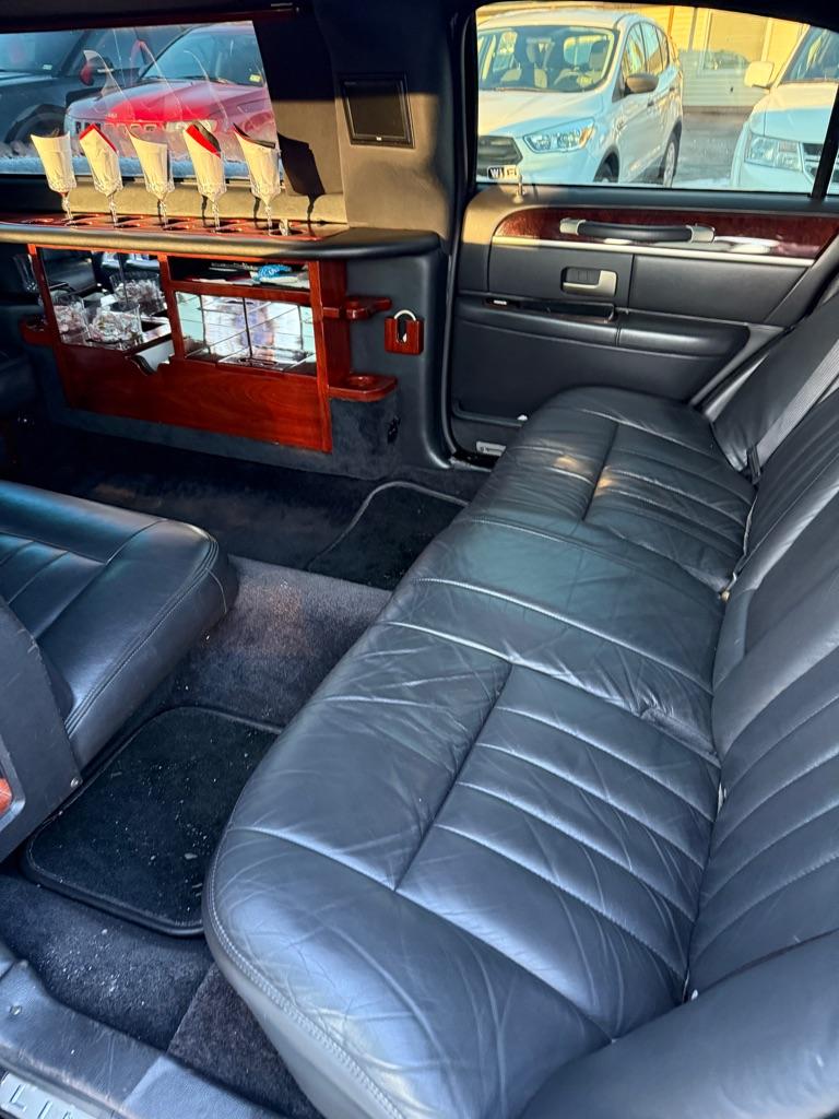 Thumbnail image of 2008 Lincoln Town Car at CAR TIME