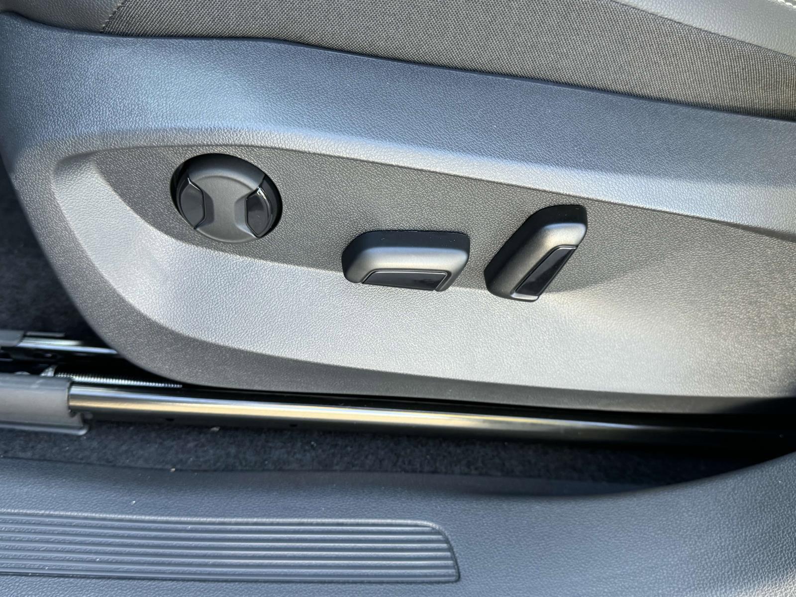 Thumbnail image of 2024 Volkswagen Tiguan at East Hills Volkswagen Subaru of Sayville