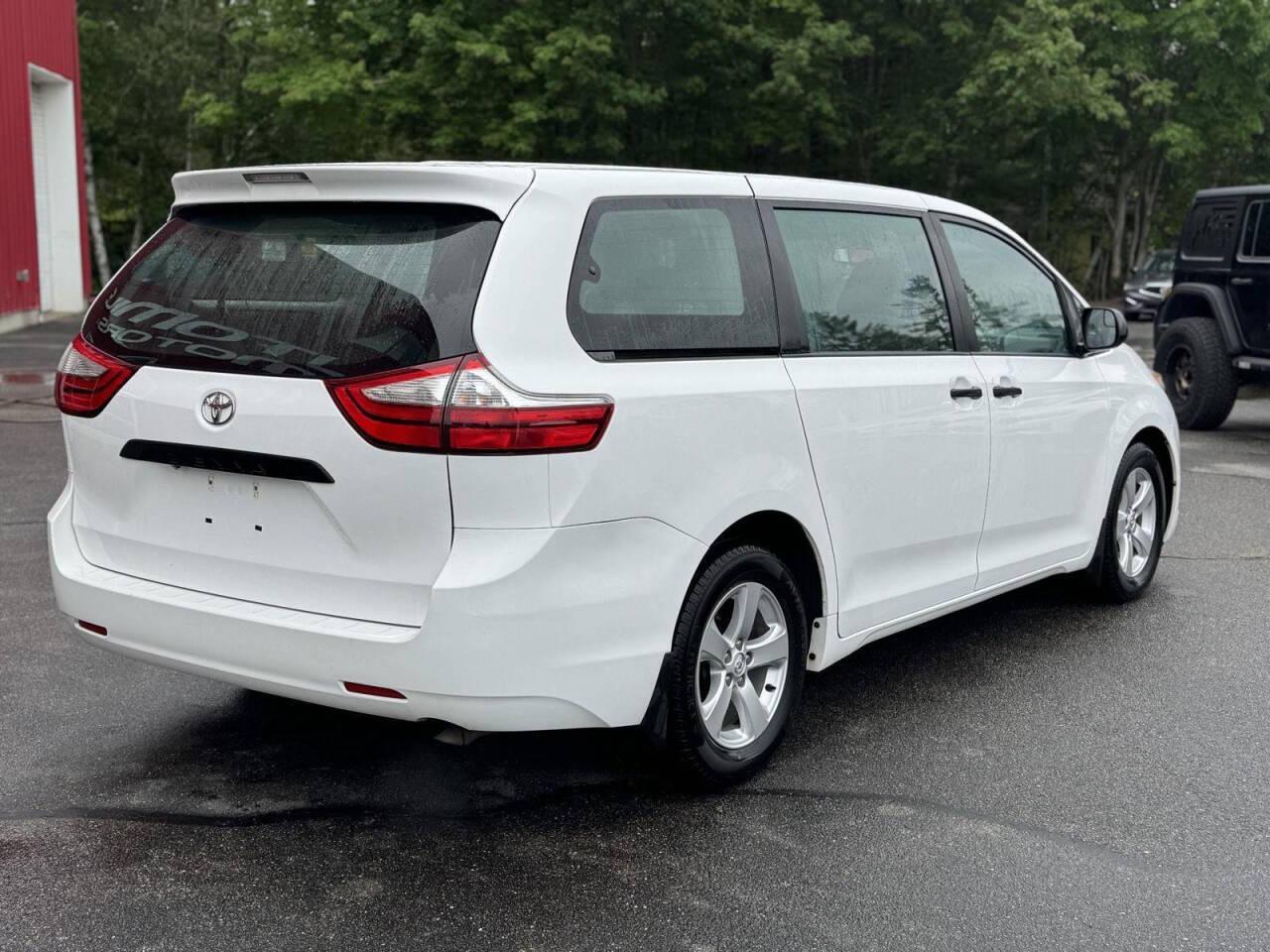 Thumbnail image of 2015 Toyota Sienna at Auto Mile Motors