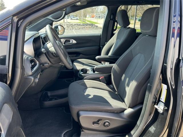 Thumbnail image of 2022 Chrysler Pacifica at Deur Speet Motors