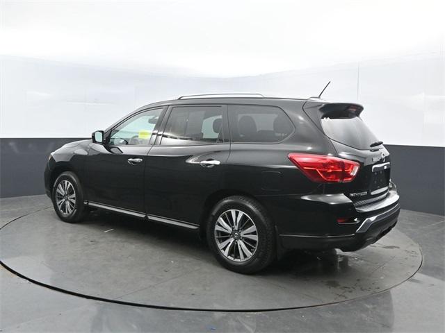 Thumbnail image of 2017 Nissan Pathfinder at Commonwealth Chevrolet Inc.