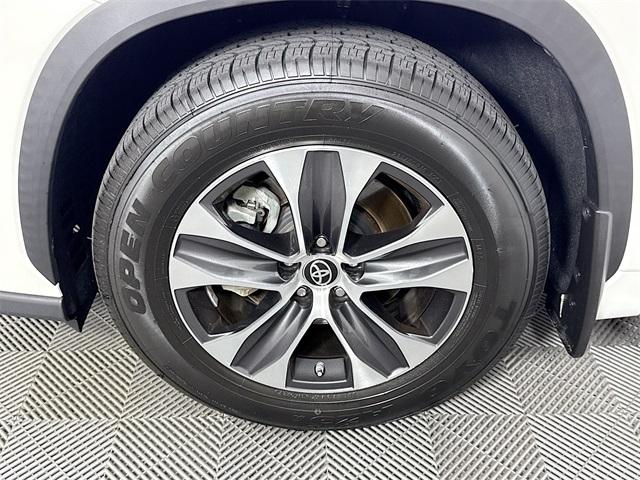 Thumbnail image of 2021 Toyota Highlander Hybrid at Auto Expo 95