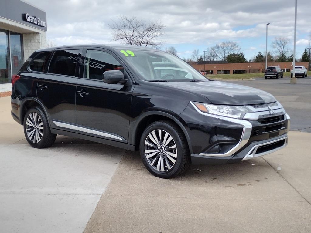 Thumbnail image of 2019 Mitsubishi Outlander at Grand Blanc Mitsubishi