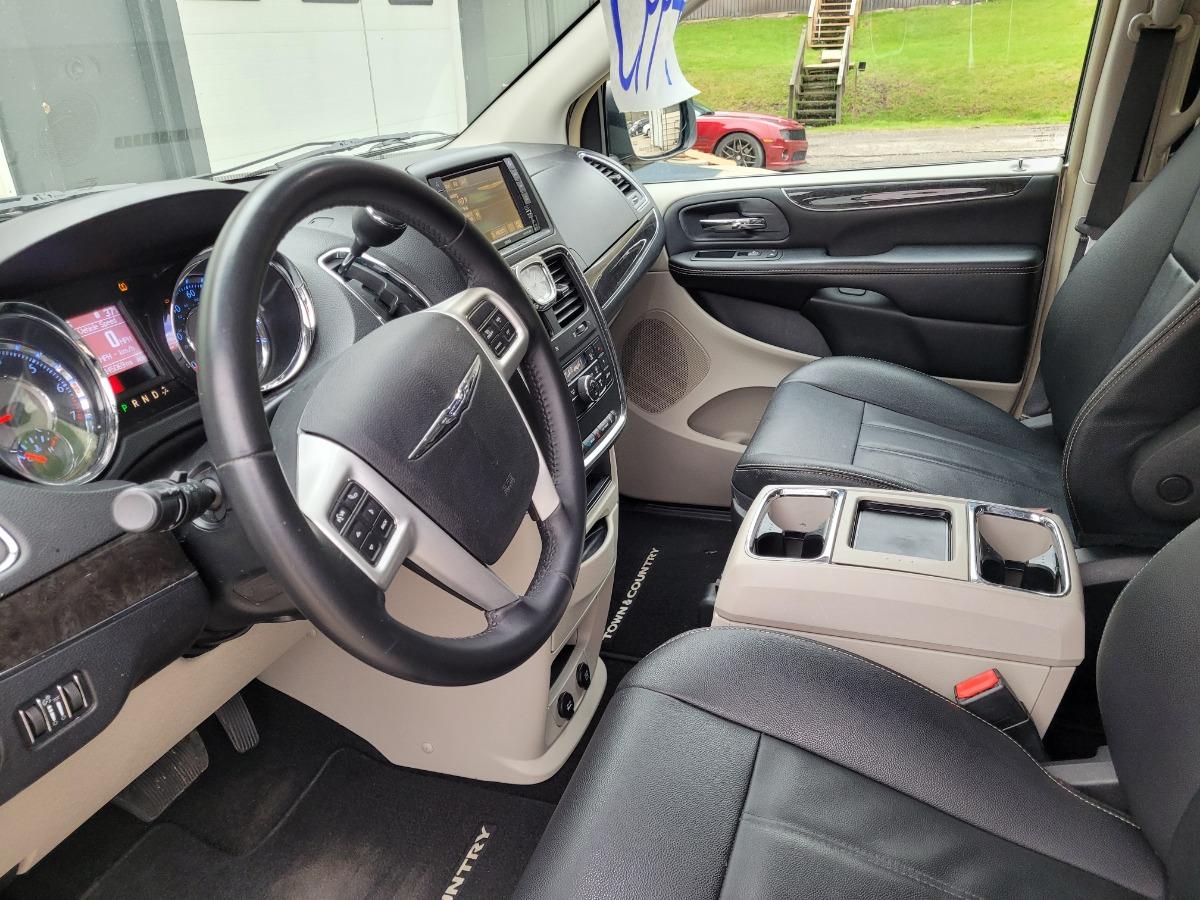 Thumbnail image of 2016 Chrysler Town and Country at West 40 Auto Sales