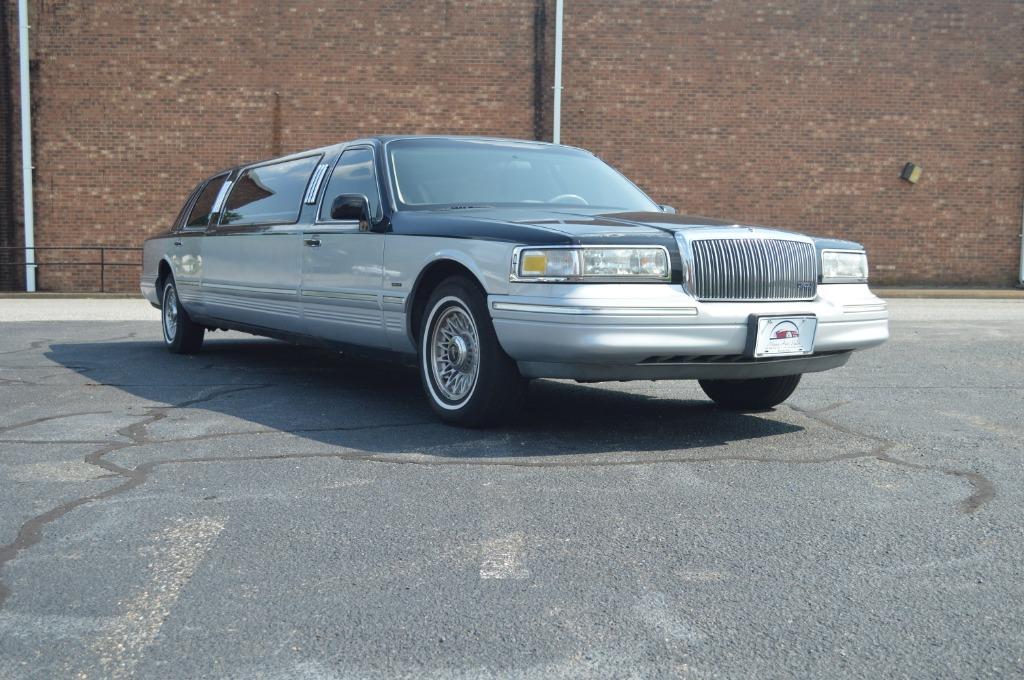 Thumbnail image of 1995 Lincoln Town Car at Maya Auto Sales