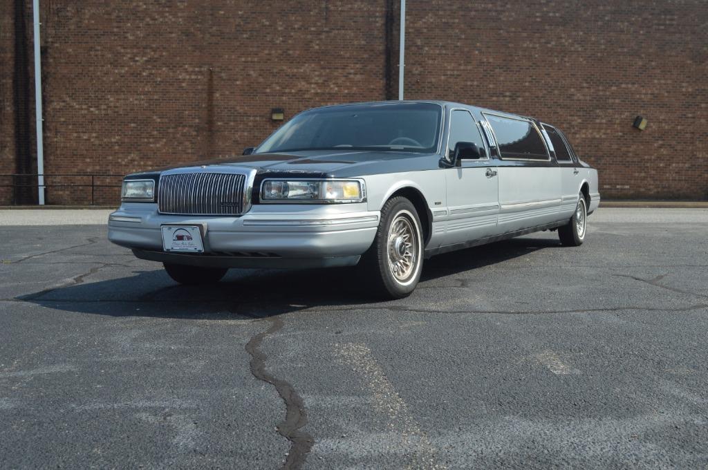Thumbnail image of 1995 Lincoln Town Car at Maya Auto Sales
