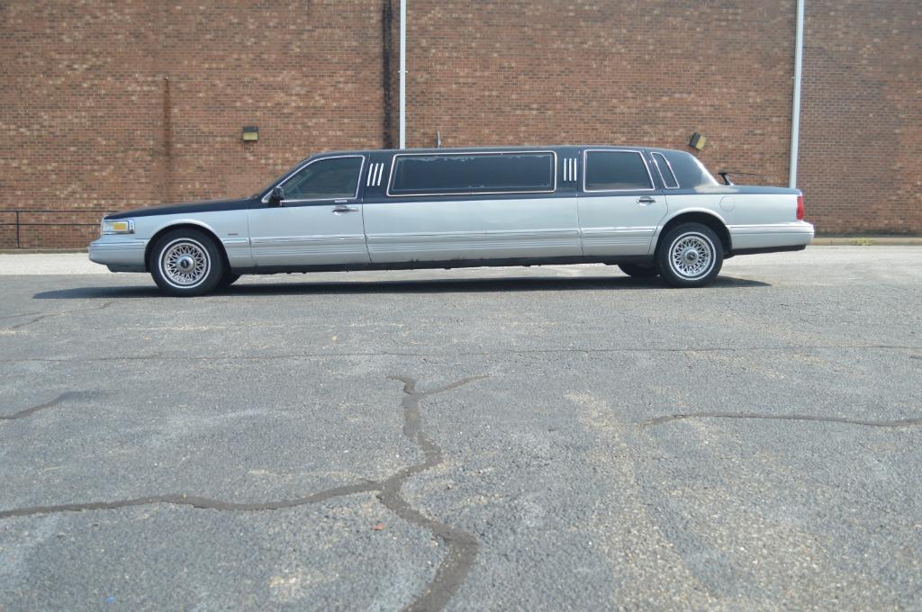 Thumbnail image of 1995 Lincoln Town Car at Maya Auto Sales
