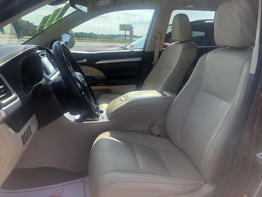 Thumbnail image of 2017 Toyota Highlander at Suski's Auto Sales