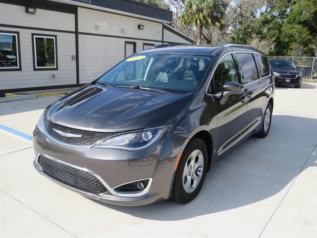 Thumbnail image of 2017 Chrysler Pacifica at Auto Mart of Ocala