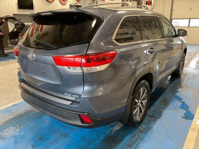Thumbnail image of 2018 Toyota Highlander at Car Connection Superstore