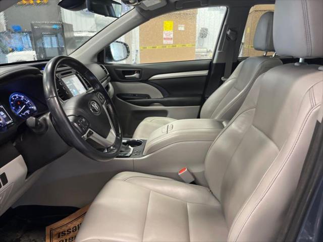Thumbnail image of 2018 Toyota Highlander at Car Connection Superstore
