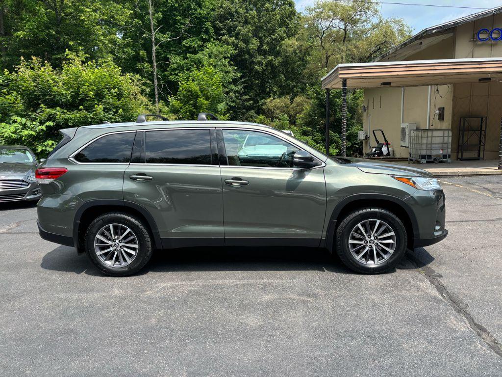 Thumbnail image of 2019 Toyota Highlander at CARMIX INC.