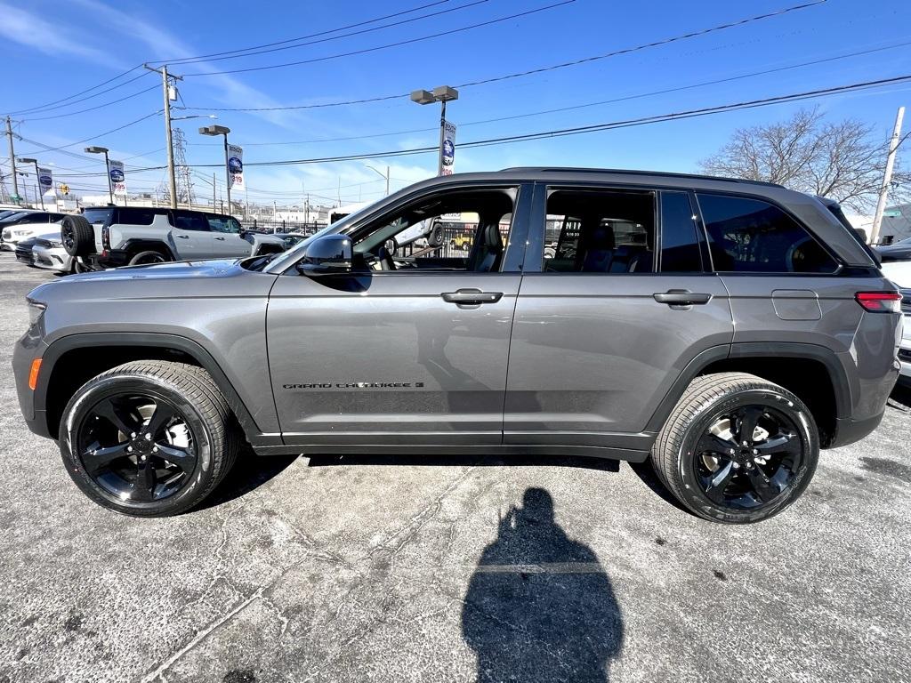 Thumbnail image of 2025 Jeep Grand Cherokee at South Shore Chrysler Dodge Jeep RAM