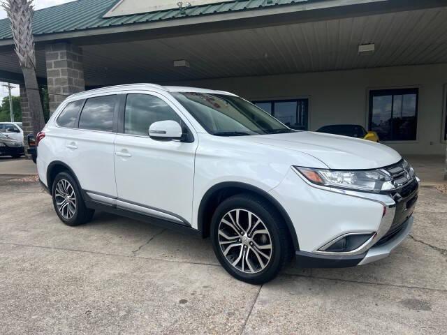 Thumbnail image of 2018 Mitsubishi Outlander at Rabeaux's Auto Sales