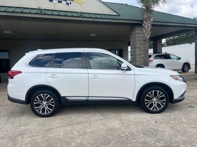 Thumbnail image of 2018 Mitsubishi Outlander at Rabeaux's Auto Sales