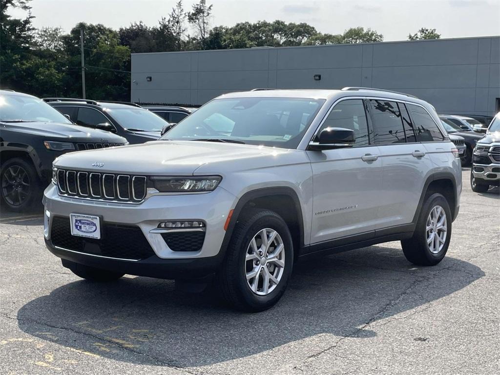 Thumbnail image of 2022 Jeep Grand Cherokee at Huntington Jeep Chrysler