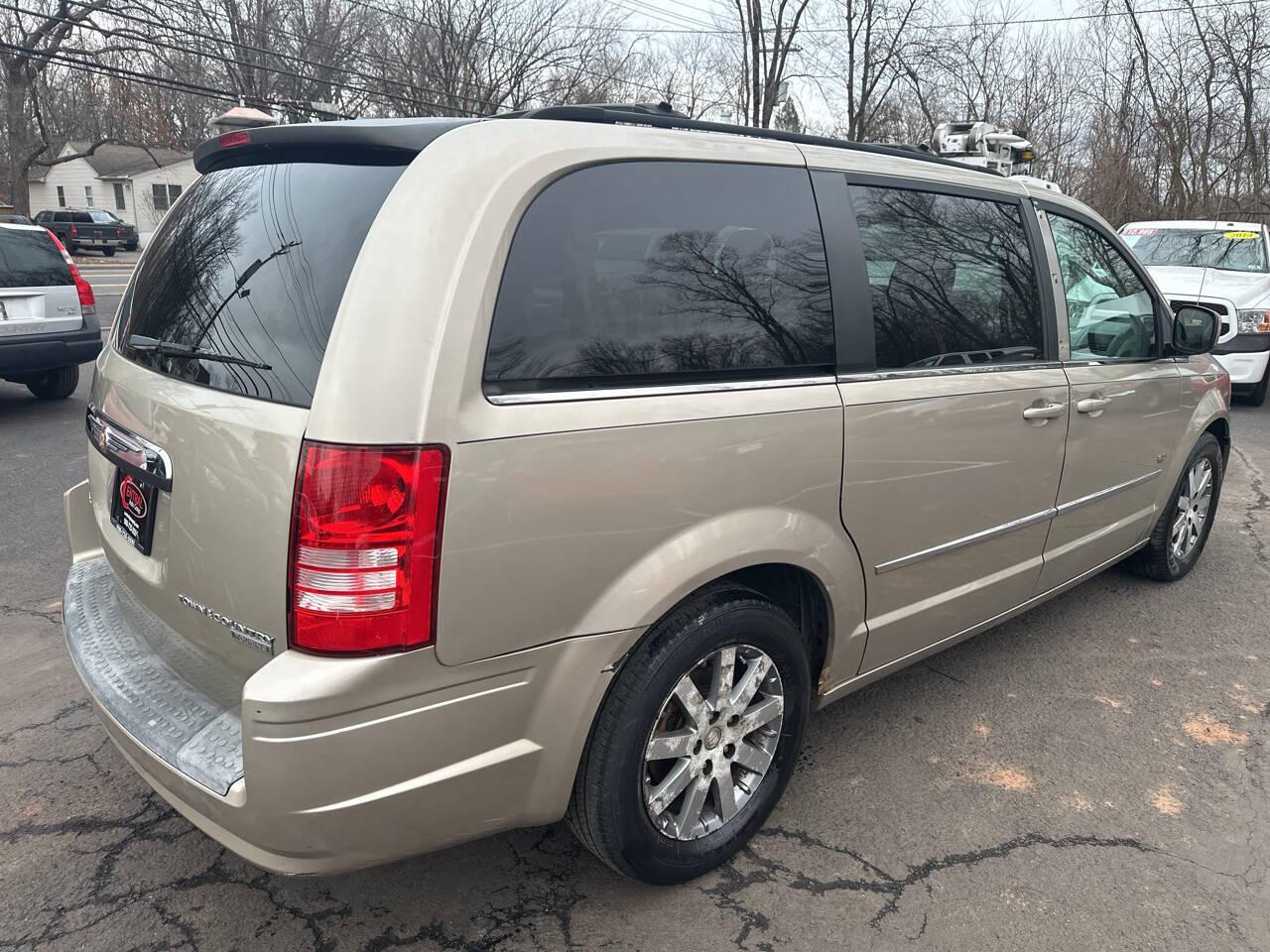 Thumbnail image of 2009 Chrysler Town and Country at Central Auto Group